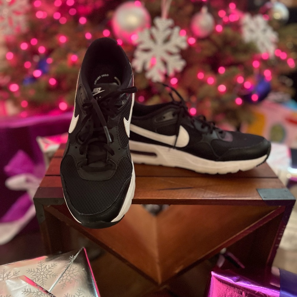 Women’s  Black & white Nike AirMax size 8 1/2
